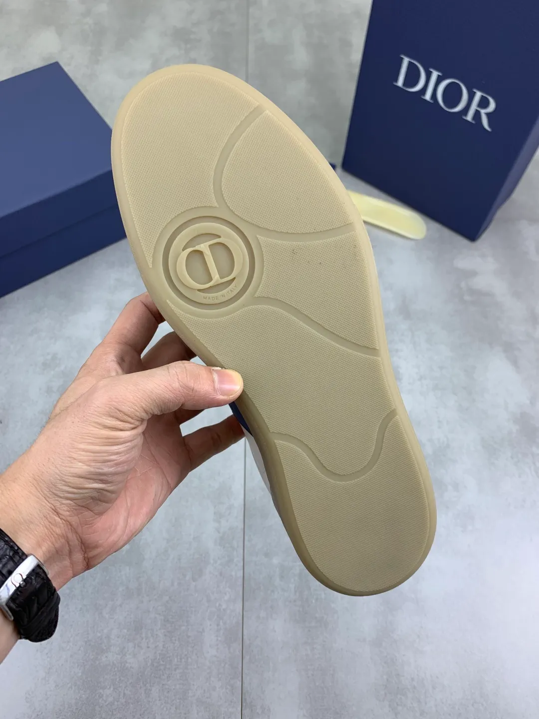 Men's shoes 💰P360 New Dior B01 moral training shoes, white first-layer cowhide, original molded outsole. New to the fall collection, this sneaker marks the return of a Dior classic, reinterpreted in a stylish and elegant silhouette. Crafted from white smooth first-grain cowhide with a tonal silk sheepskin lining, it features the Dior logo on the tongue and inner sides, and a CD icon on the heel. Paired with Tpu anti-slip soles of the same color, it can be matched with various styles to create a sophisticated look.  Code number: 38-44